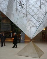 pirámide invertida del Louvre