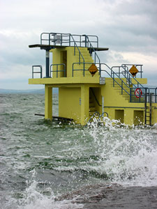 trampolín Blackrock en la playa de Salthill trampolín Blackrock en la playa de Salthill