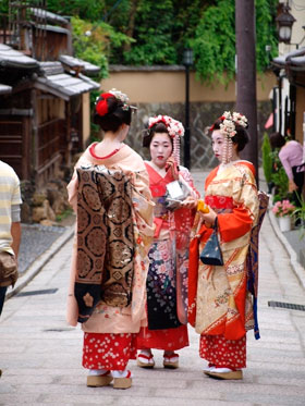 Geishas en el barrio de Gion Geishas en el barrio de Gion