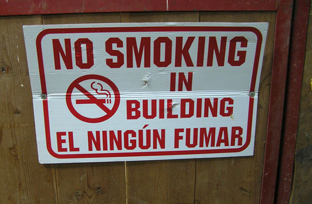 En ningún fumar es uno de los fallos de traducción más conocidos