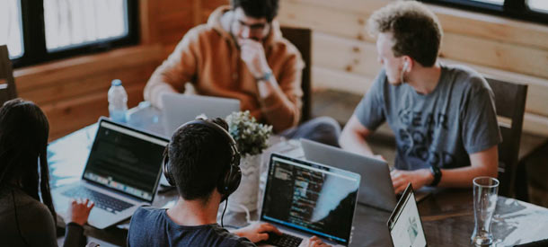 Con estos Phrasal Verbs en inglés para el trabajo aumentarás tu léxico