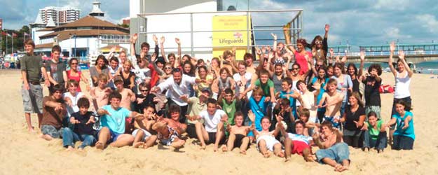 estudiantes en la playa