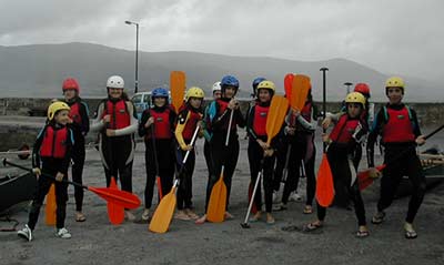 grupo de niños con canoa