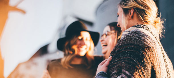 Cómo las mujeres dominan mejor idiomas que los hombres