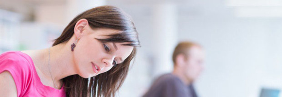 Hay varias razones que explican el por qué las mujeres aprenden más rápido los idiomas